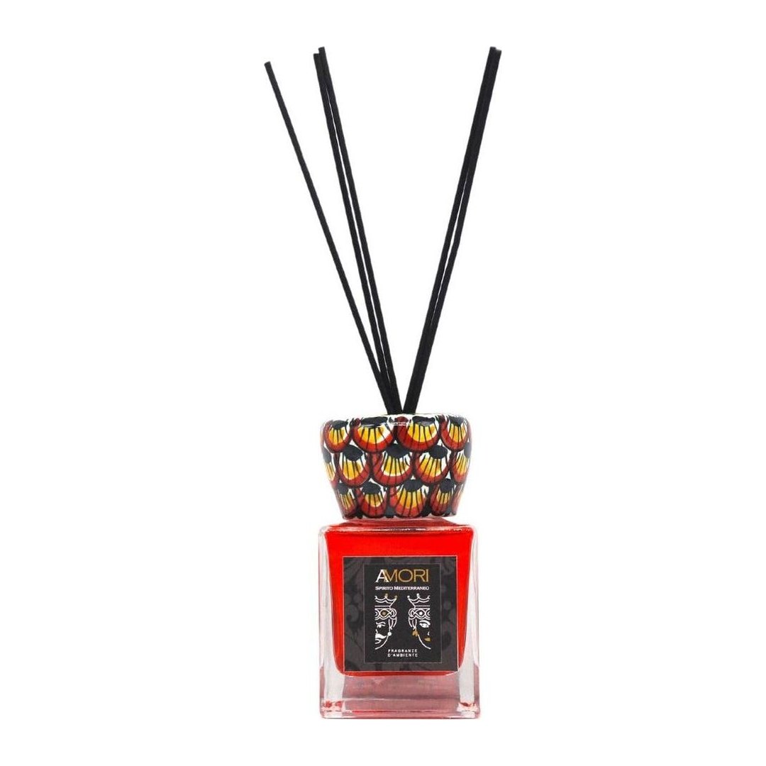 Diffusore artigianale Amori con collare in ceramica di Caltagirone, flacone vetro 200 ml fragranza frutti rossi e