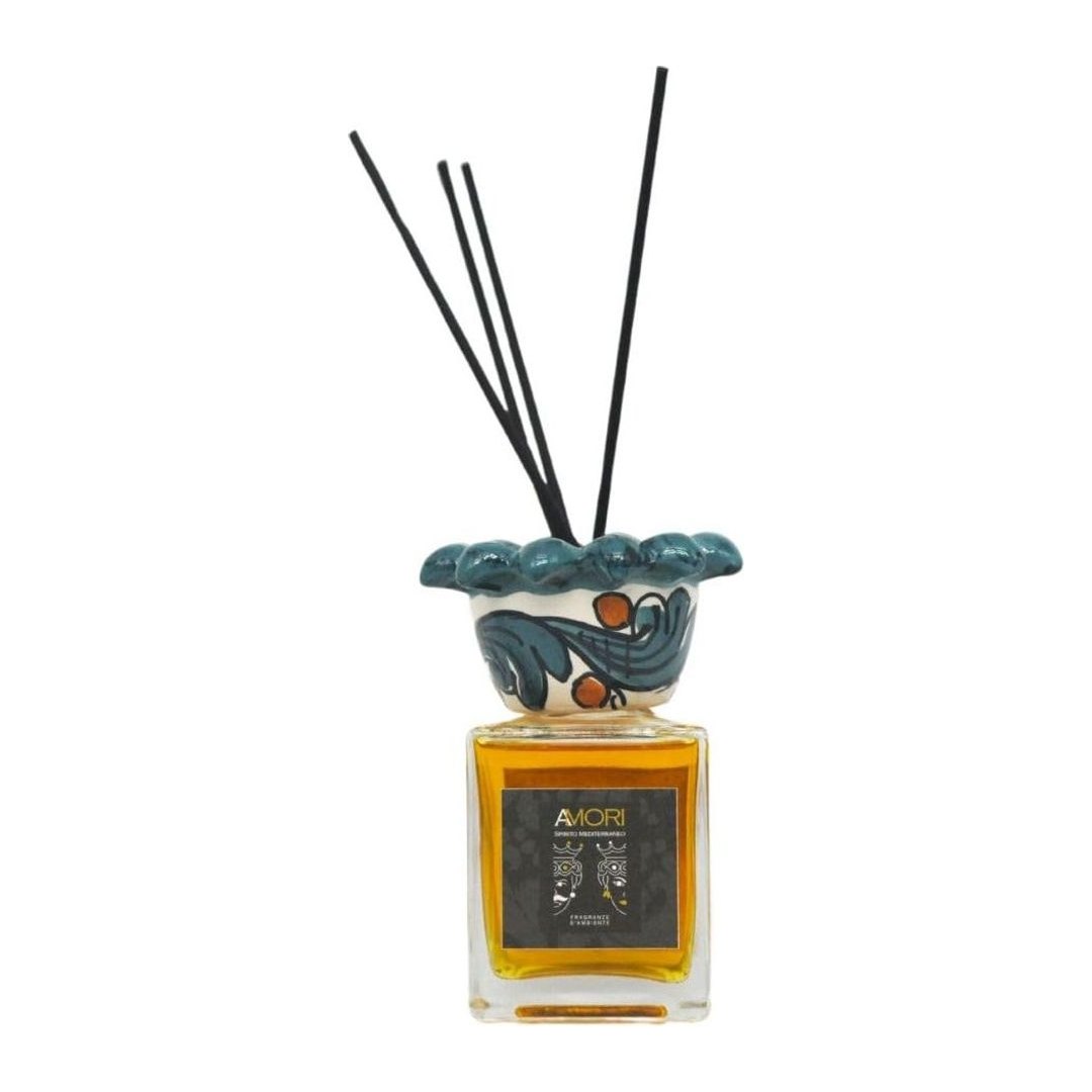 Profumo ambiente Amori vaniglia cannella con collare artigianale ceramica Caltagirone, flacone vetro 100ml, bastoncini
